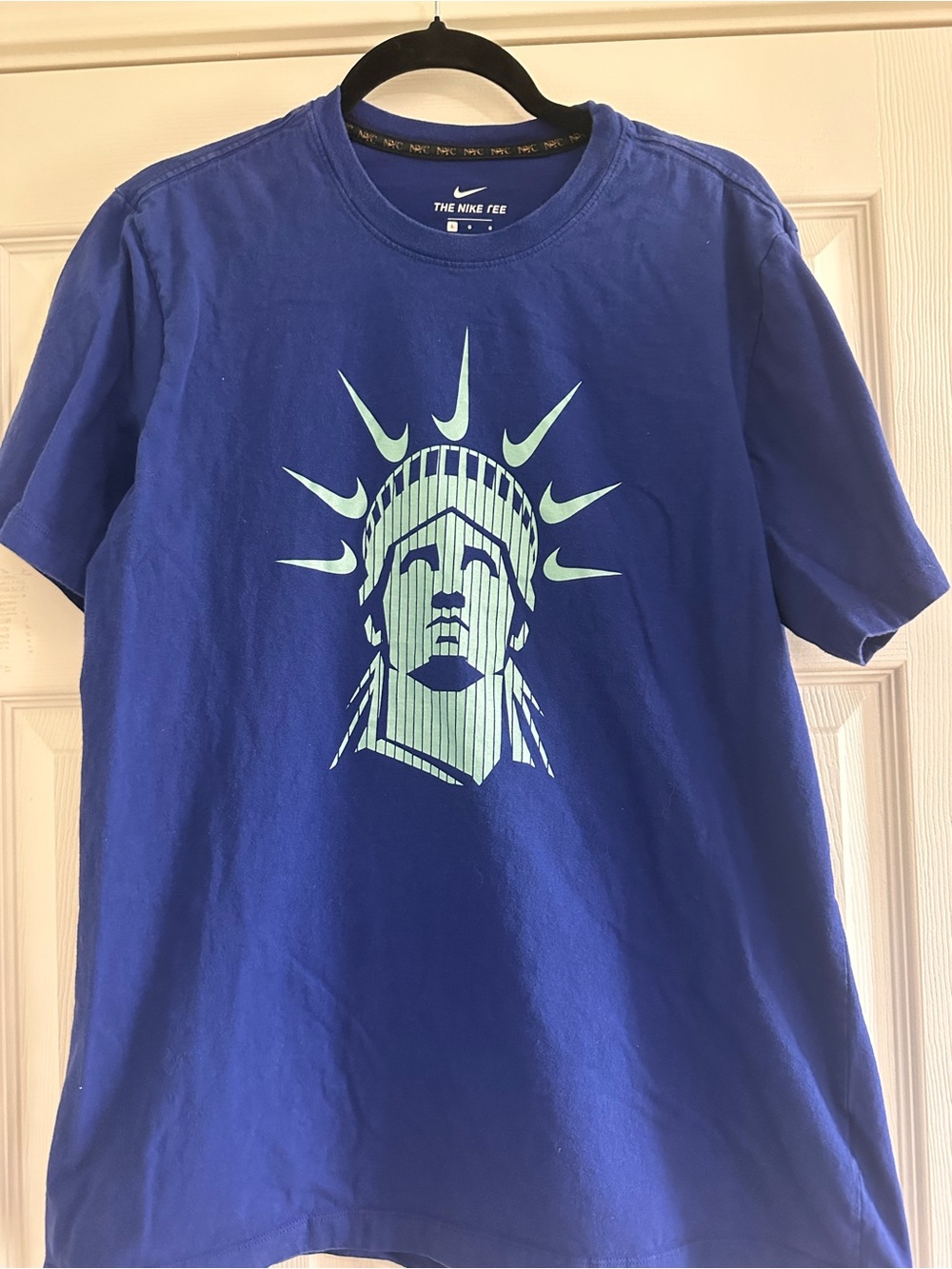 Nike Men’s Royal Blue Short-Sleeve Tee with Mint Statue Graphic